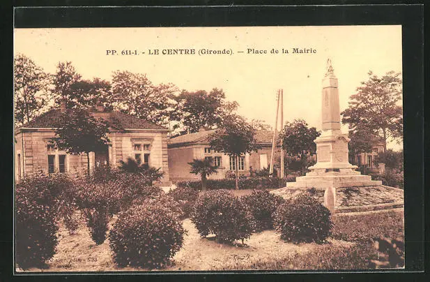 CPA Le Centre, Place de la Mairie, monument am Hôtel de Ville