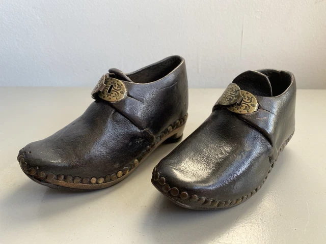 Scarpe antiche con zoccoli in pelle per bambini del XIX secolo