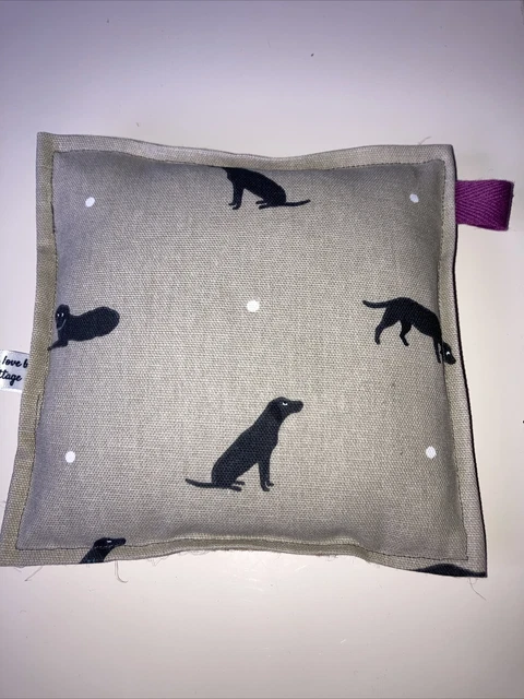 Almohadilla de fieltro con aguja Sophie Allport Labrador Negro Arroz Hessiano Relleno