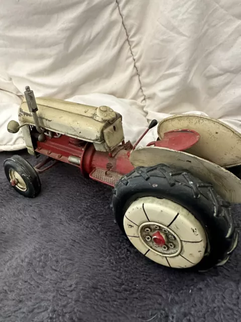 Ancien jouet en tôle tracteur KDN à clé vendu pour pièces ou