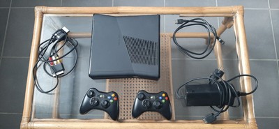 Xbox 360 Slim 250 Go - Console avec 2 manettes sans fils + 3 jeux + HDMI