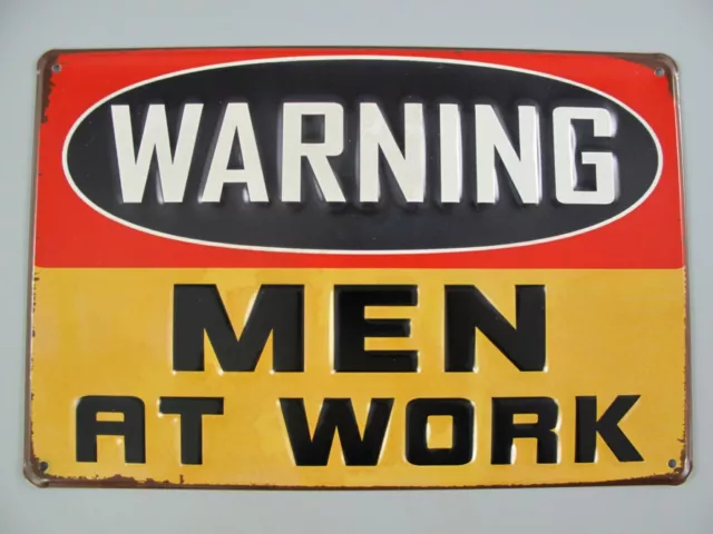 9977745-x Retrò Vintage Targa di Latta Men At Work Rilievo 30x20cm