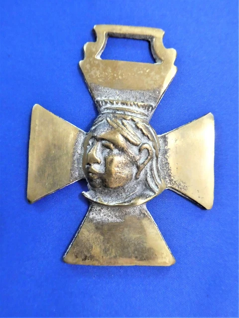 Cheval antique en laiton : médaillon de martingale Queen Victoria VR 1870 - France