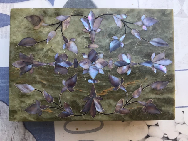boite  à bijoux en onix vert avec incrustations de nacre