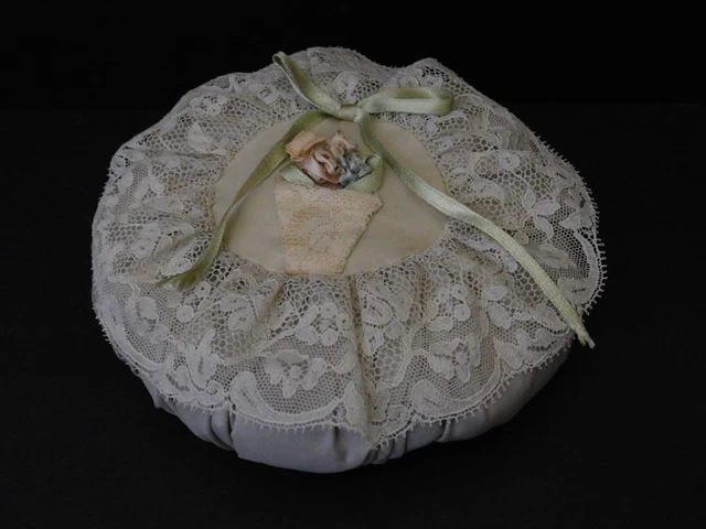 Vecchio Cuscino Tondo Per Bambole Pizzo E Fiori Di Raso Diametro 18 Cm