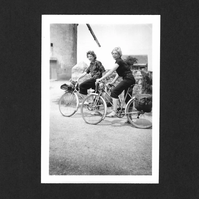 LOT 3 PHotos environs années 1910 Jeunes gens et leur vélo
