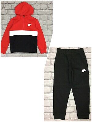 Nike Ragazzi Bambino Club 1/2 Rosso Zip Track Top Nero Track Pants venduto separatamente -
