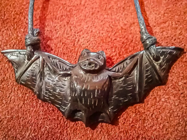 schwarze Fledermaus handgeschnitzter Anhänger Schmuck aus Horn