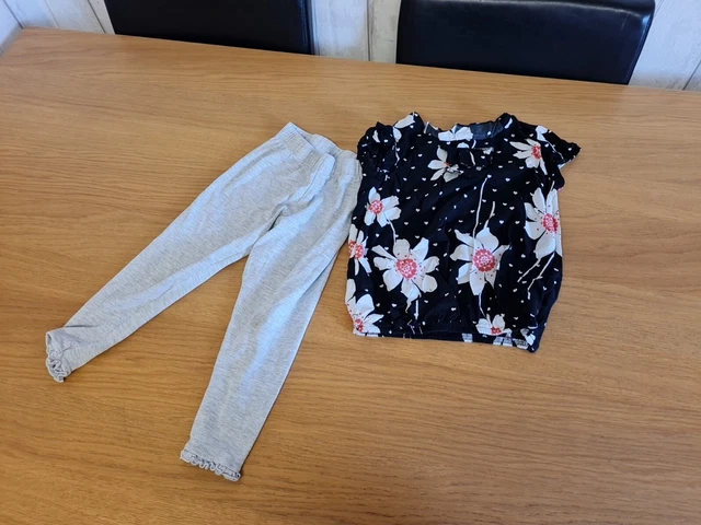 Bundle of lovely girl's clothes, age 2-3/3-4 yrs 37 Items & bundle of hair clips 16