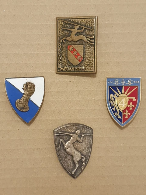 LOT ANCIENS INSIGNES Arme Blindée - Cavalerie EUR 65,00 - FR
