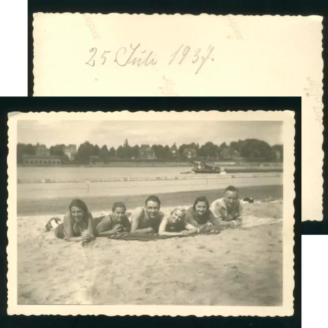 Foto 4 JUNGE FRAUEN / MÄDEL + 2 MÄNNER AM FLUSS IM SAND LIEGEND Mode Erotik 1937