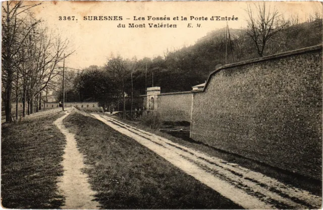 CPA Suresnes Les Fosses et la Porte d'entree du Mont Valerien (1314975)