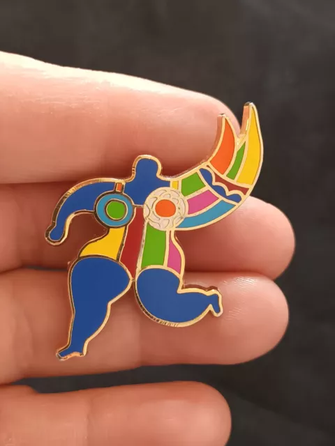 Niki de Saint Phalle - Ancienne Broche Pendentif  - Nana en métal doré et émail