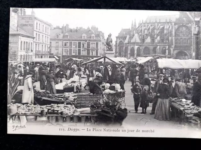 CPA   DIEPPE  La Place Nationale un jour de Marché   N° 113