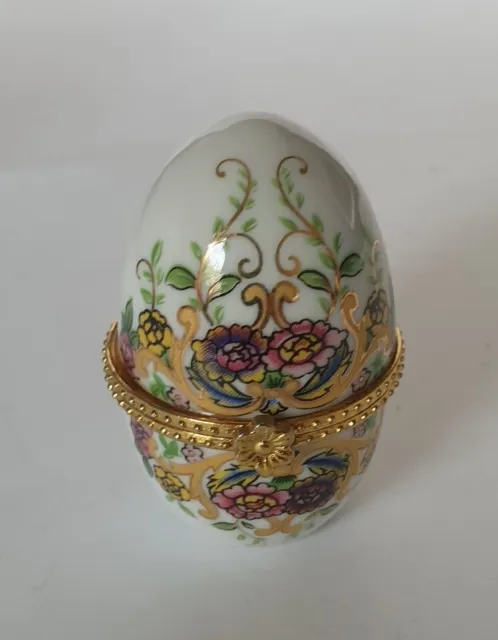 Uovo tipo Faberge in ceramica,apribile,porta gioie, decorato a mano. anni '80