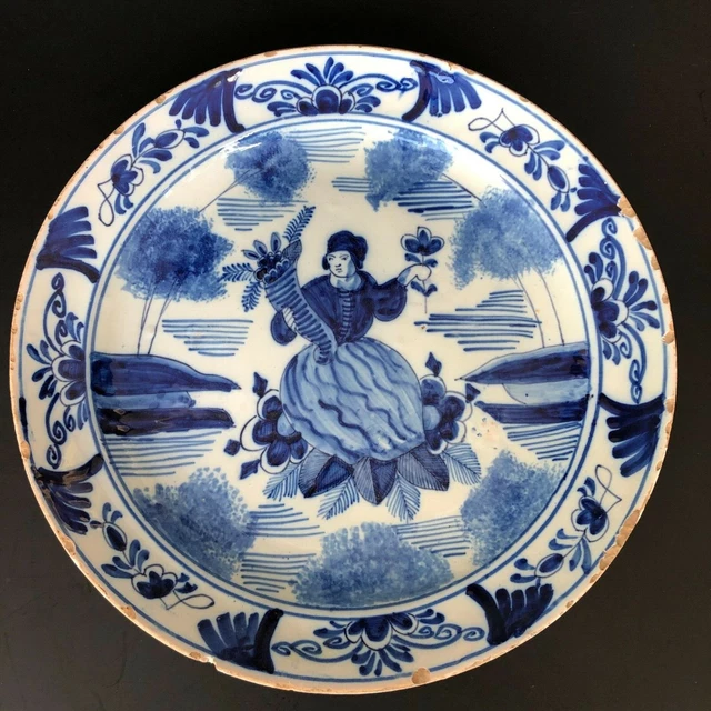 Plat creux polylobé en faïence de Delft décor de Chinois XVI
