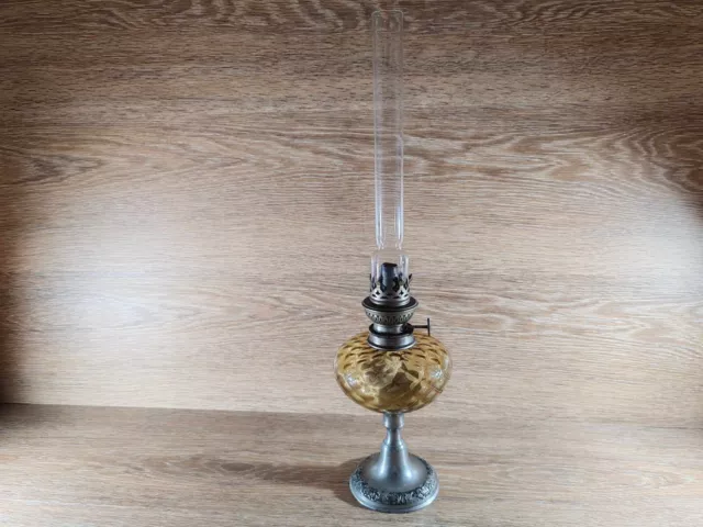 Ancienne Lampe à Pétrole / huile avec réservoir en Verre Ambré et mèche