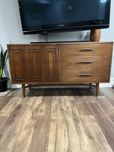 Mid Century Modern Walnut CREDENZA DRESSER by Broyhill Premier SCULPTRA Mid Century Modern Walnut CREDENZA DRESSER by Broyhill Premier SCULPTRA