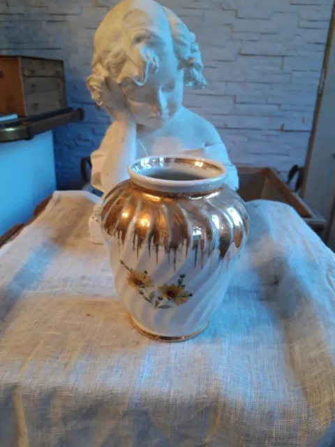 vase en pate de porcelaine de limoges décor floral marguerite jaune