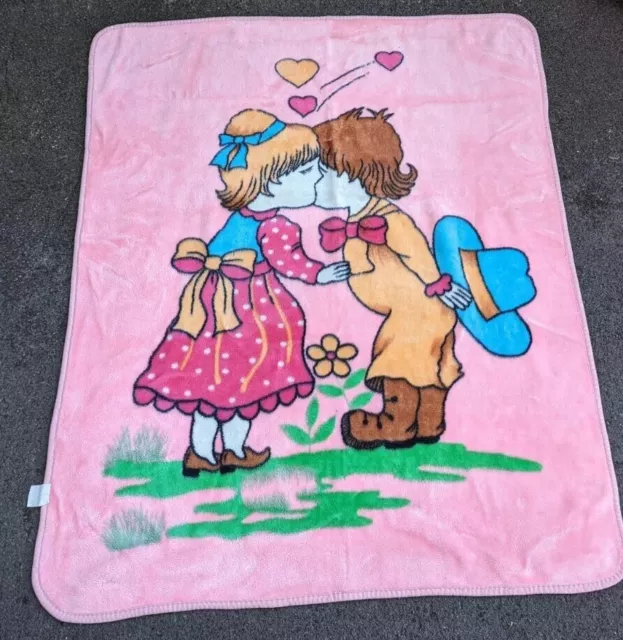 Vintage Plüschdecke rosa mit küssendem Jungen und Mädchen mit Hut & Blumen 42X61