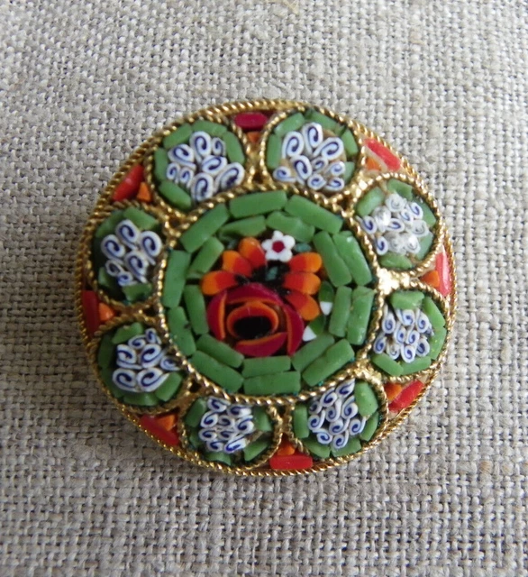 Bijou ancien broche en micro mosaïque à décor floral - Vendu