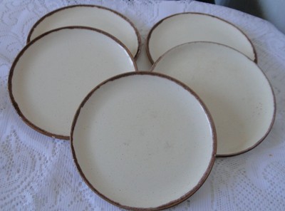 Lot  5 assiettes céramique beige et  marron signé en creux  fleurs de lys 21cm 