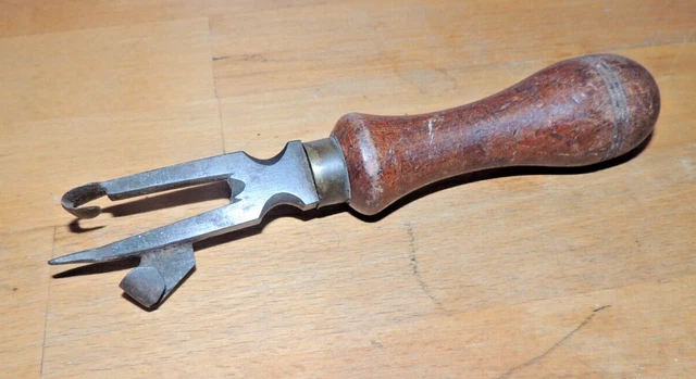 Ancienne épingle à Cravate Ou Chapeau De Sabotier - Outil Ancien, En Très Bon état
