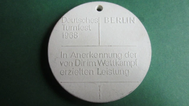 Médaille Commémorative KPM Berlin Coupe Du Monde 1974 - Porcelaine Biscuit - Occasion