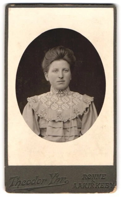Fotografie Theodor Yhr, Rönne, Brustportrait junge Dame im modischen Kleid
