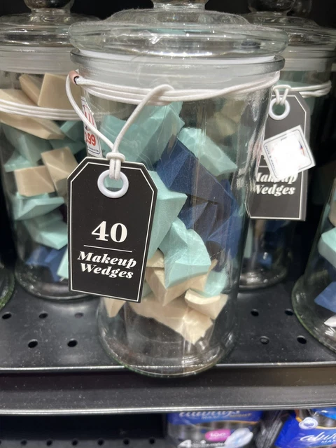 40 cuñas de maquillaje en el frasco de vidrio.