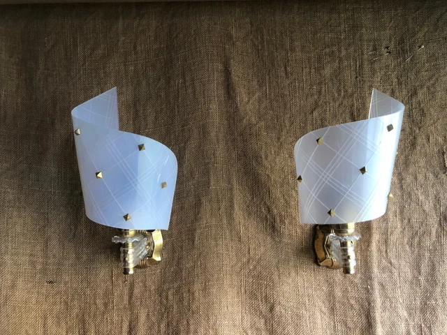paire d'appliques " 60 " en perspex et laiton doré anciennes