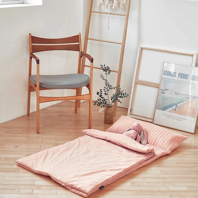 Pigment Day sleep blanket
