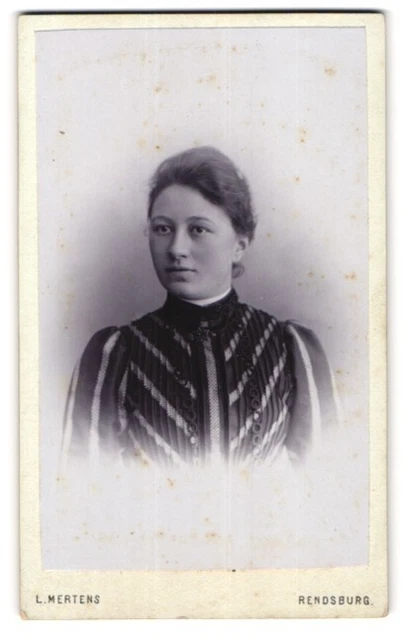 Fotografie Ludwig Mertens, Rendsburg, Junge Dame in modischer Kleidung