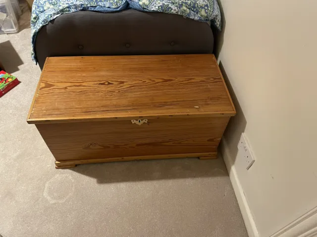 Vintage Wooden Bedding Blanket Chest