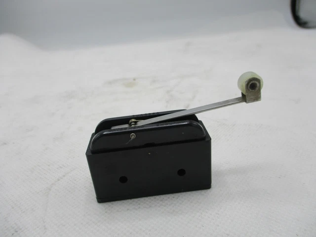 Burgess 5E4T125 Micro Switch - Snap Action Momentary - NOS 2 Pack FREE SHIPPING