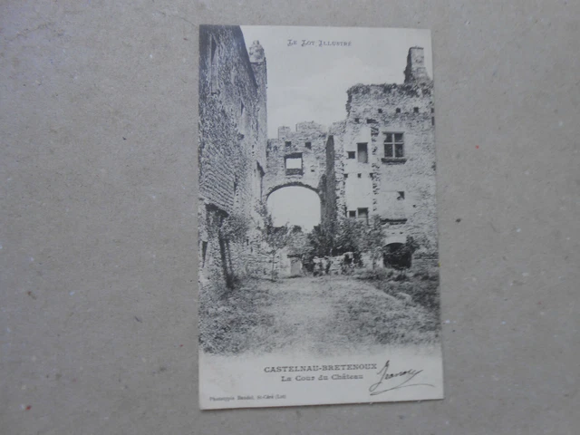 CPA lot castelnau bretenoux la cour du chateau 1904