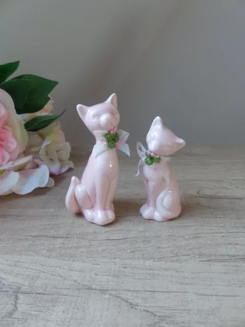 Ensemble de deux chats roses penchés couple en céramique col en ruban