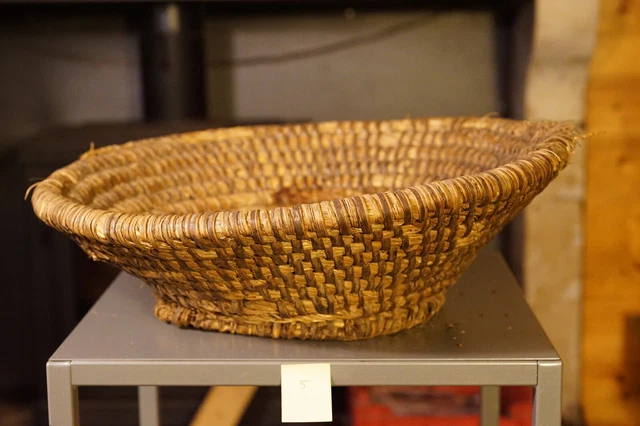 Couffin Djenana en osier et cuir noir avec pochette intérieure amovible