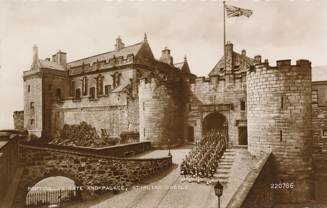 PC77218 Portcullis Gate and Palace. Stirling Castle. Valentine. No 220786. RP