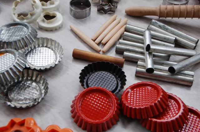 Lote 51 Piezas Herramientas Pastelería Cocina Vintage Moldes Anillos de Rodillo