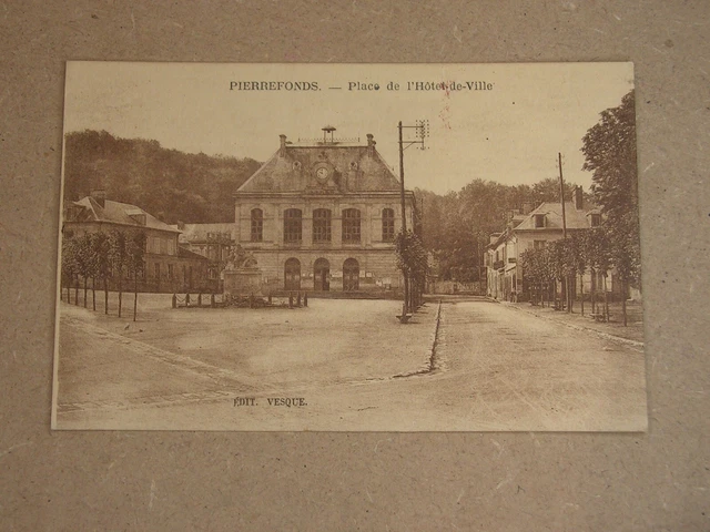 CPA - PIERREFONDS - Place de l'hotel de ville