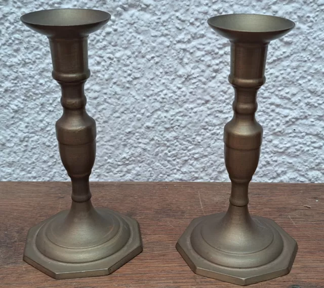 Pareja de candelabros de bronce, siglo XX