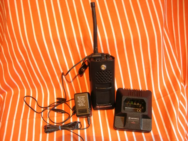 Motorola Radius GP 300 16 Kanal UHF Funkgerät mit Zubehör