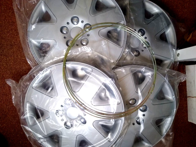 SET 4x15LOOK LEGA FINITURE RUOTE AUTO, COPERCHI/ARGENTO 15"" MOZZO