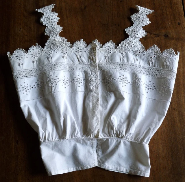 Types de vêtements liturgiques : Guide de chasuble, aube, étole et surplis