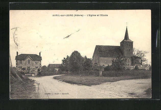 CPA Avril-sur-Loire, L´Eglise et l´Ecole 1938