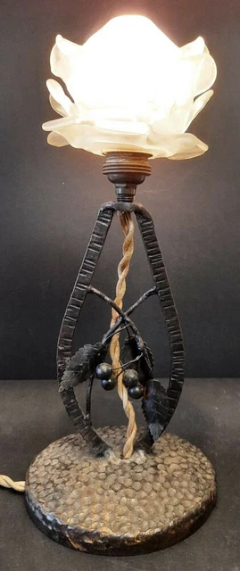 Lampe Art nouveau pied en fer forgé martelé et sa tulipe en pâte de verre givré