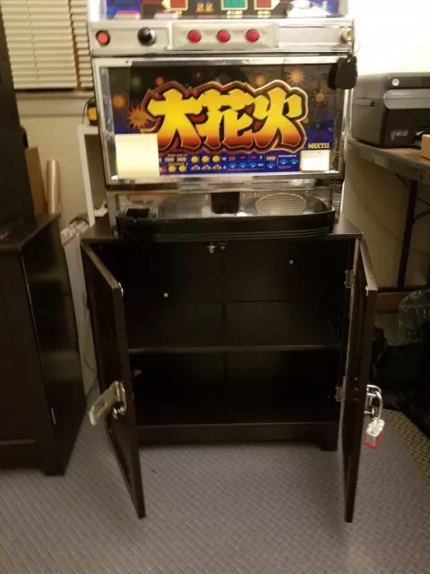 Slot machine -- skill stop -- Totally refurbished W/2 keys New Chair and Base