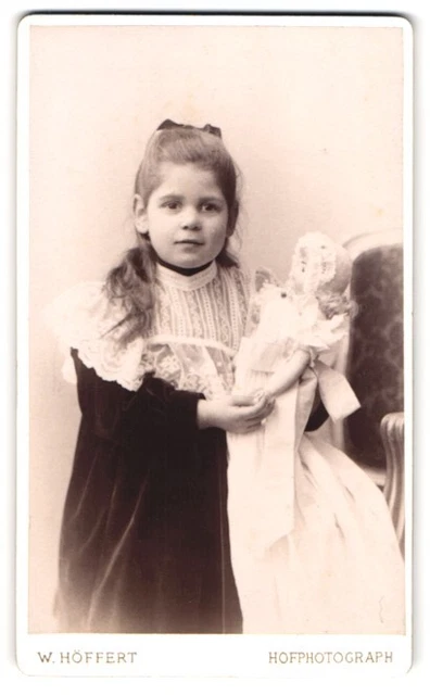 Fotografie W. Höffert, Hamburg, Esplanade 47, Portrait niedliches Mädchen im Sa