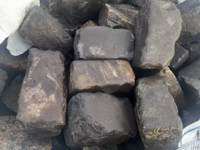 Reclaimed Dark Granite Random Mixed Size Cobbles Setts (per tonne)